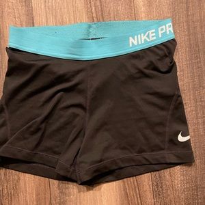 Black/blue Nike tights.